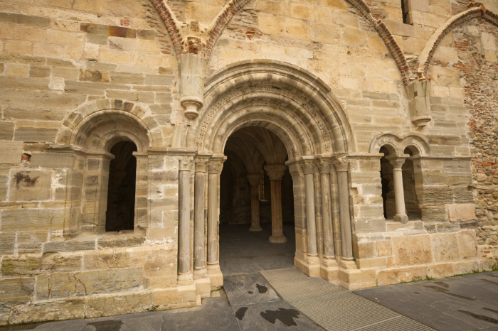 Portada de la sala capitular del monasterio de Carracedo